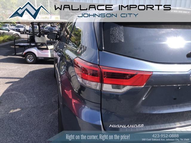 Photo of 2019 Shoreline Blue Pearl Toyota Highlander
