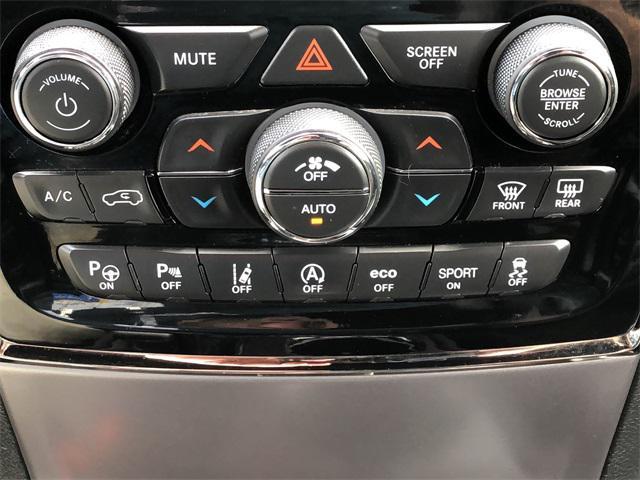 Photo of 2019 Diamond Black Crystal Pearlcoat Jeep Grand Cherokee