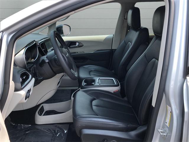 Photo of 2024 Silver Mist Clearcoat Chrysler Pacifica