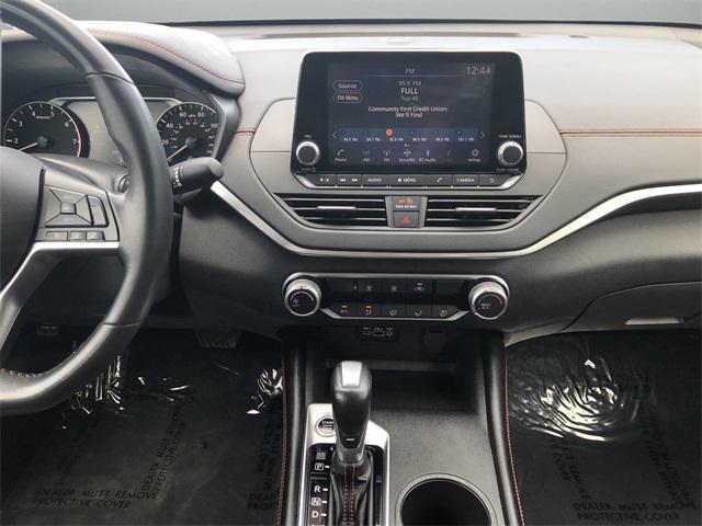 Photo of 2022 Glacier White Nissan Altima