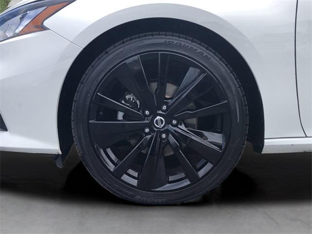 Photo of 2022 Glacier White Nissan Altima