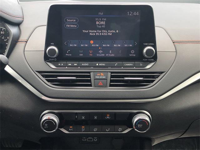 Photo of 2022 Glacier White Nissan Altima