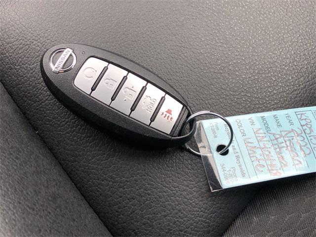 Photo of 2022 Glacier White Nissan Altima
