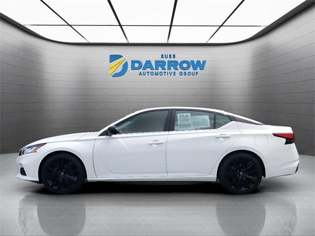 Photo of 2022 Glacier White Nissan Altima