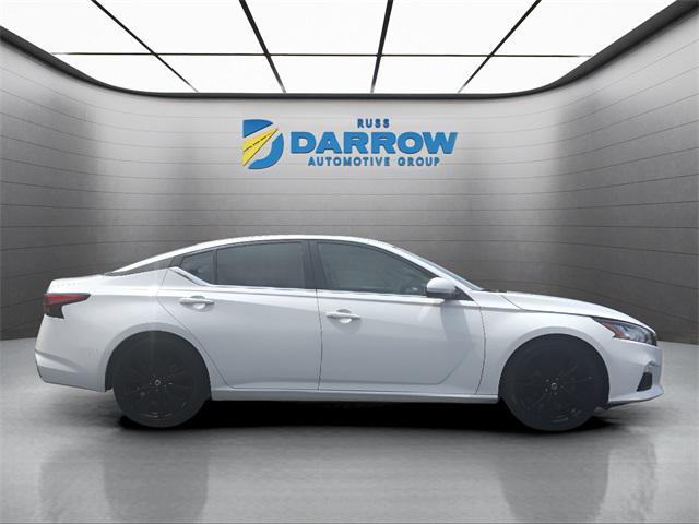 Photo of 2022 Glacier White Nissan Altima