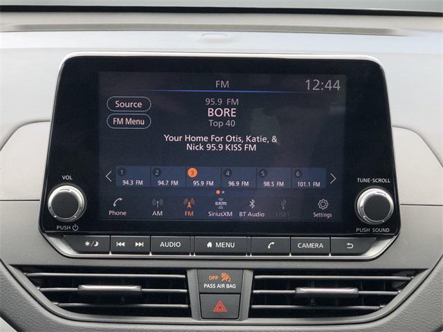Photo of 2022 Glacier White Nissan Altima