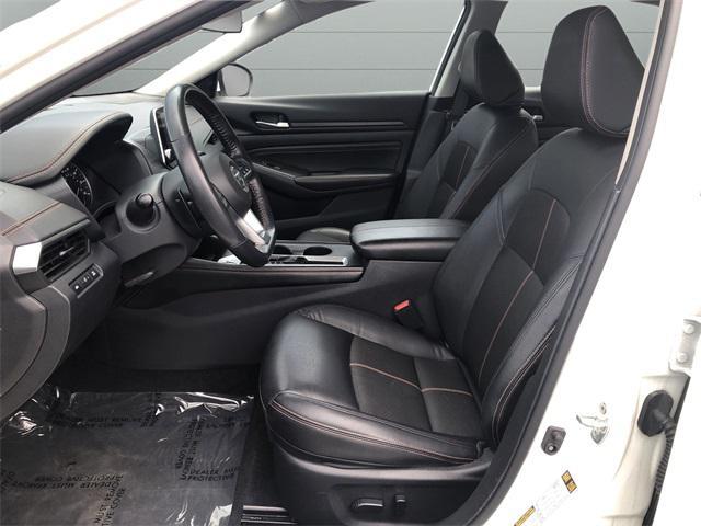 Photo of 2022 Glacier White Nissan Altima