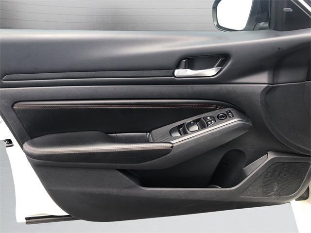 Photo of 2022 Glacier White Nissan Altima
