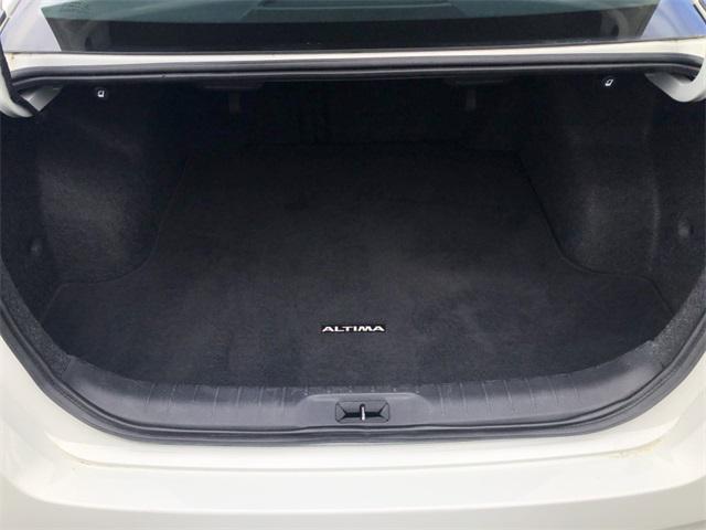 Photo of 2022 Glacier White Nissan Altima