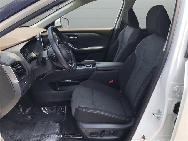 Photo of 2021 Pearl White Tricoat Nissan Rogue
