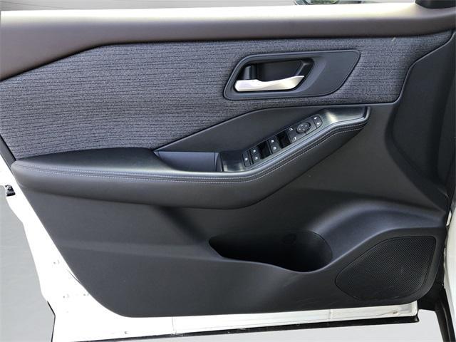 Photo of 2021 Pearl White Tricoat Nissan Rogue
