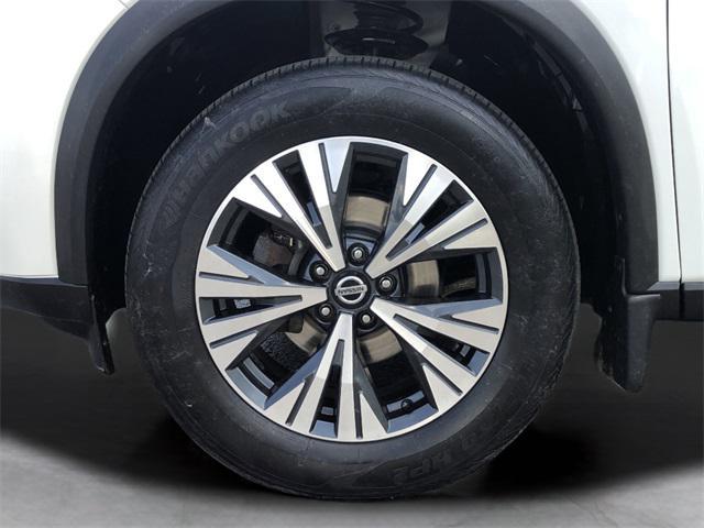 Photo of 2021 Pearl White Tricoat Nissan Rogue