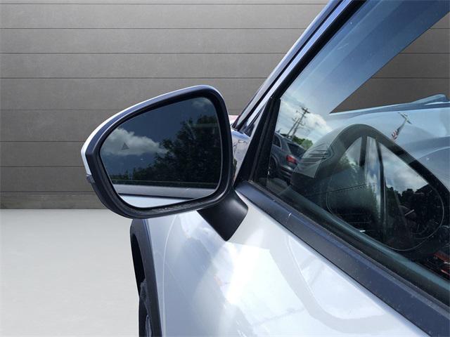 Photo of 2021 Pearl White Tricoat Nissan Rogue