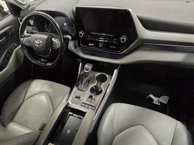 Photo of 2020 Moon Dust Toyota Highlander Hybrid