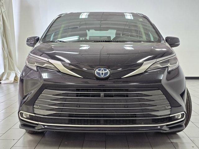 Photo of 2023 Midnight Toyota Sienna