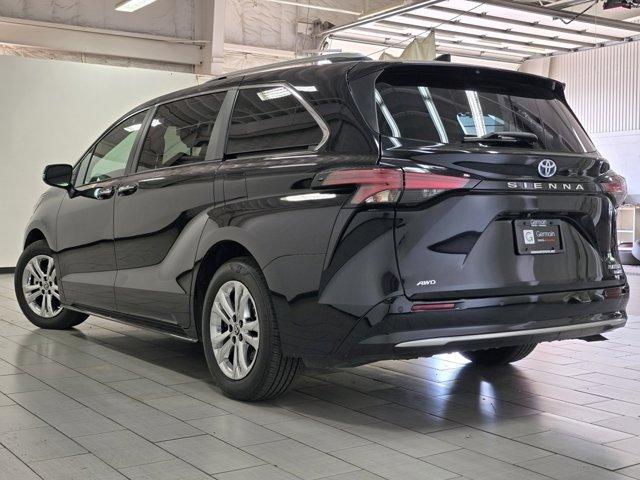Photo of 2023 Midnight Toyota Sienna