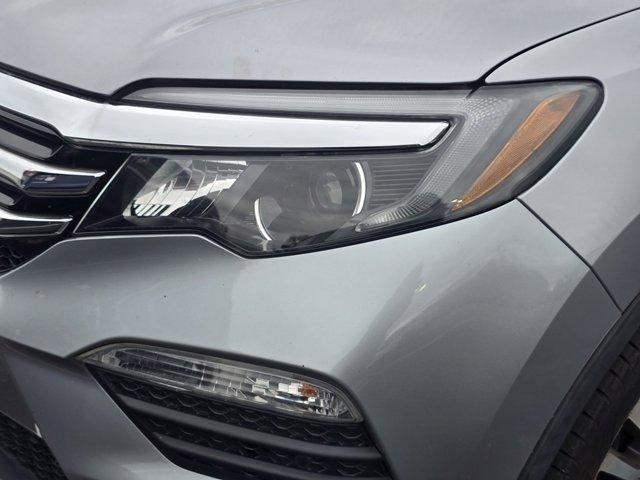 Photo of 2017 Gray Honda Pilot