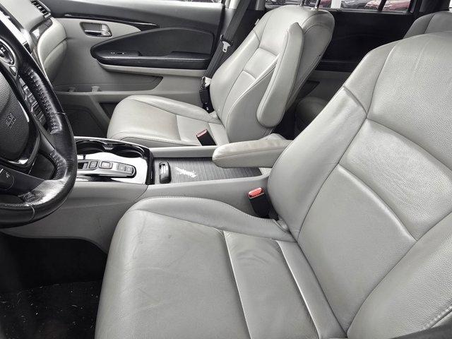 Photo of 2017 Gray Honda Pilot