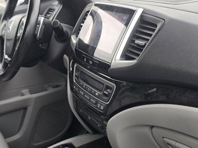 Photo of 2017 Gray Honda Pilot