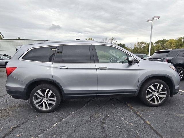 Photo of 2017 Gray Honda Pilot