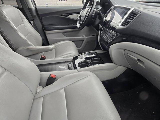 Photo of 2017 Gray Honda Pilot