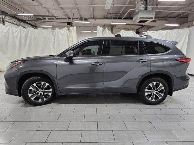Photo of 2022 Magnetic Gray Metallic Toyota Highlander