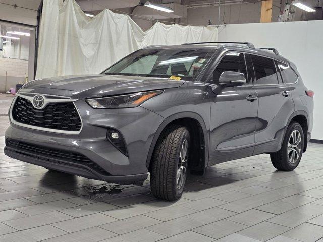 Photo of 2022 Magnetic Gray Metallic Toyota Highlander