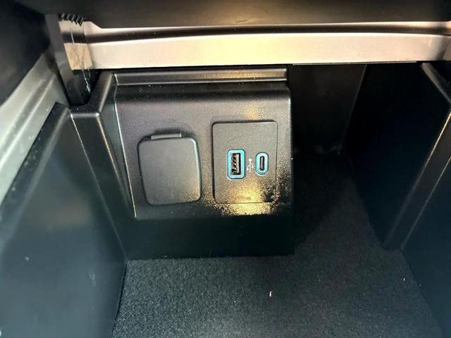 Photo of 2021 Agate Black Metallic Ford Explorer