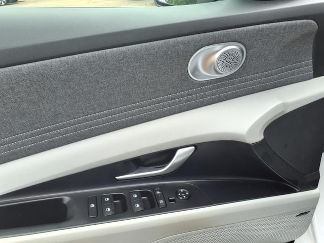 Photo of 2025 White Hyundai ELANTRA