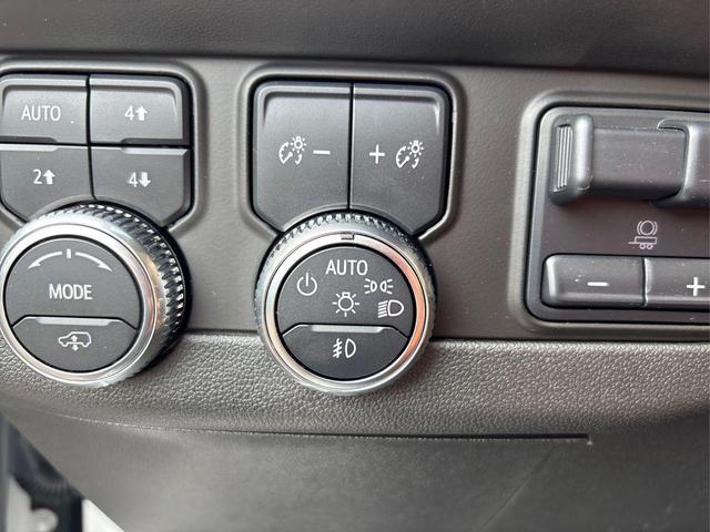 Photo of 2024 White Frost Tricoat GMC Yukon