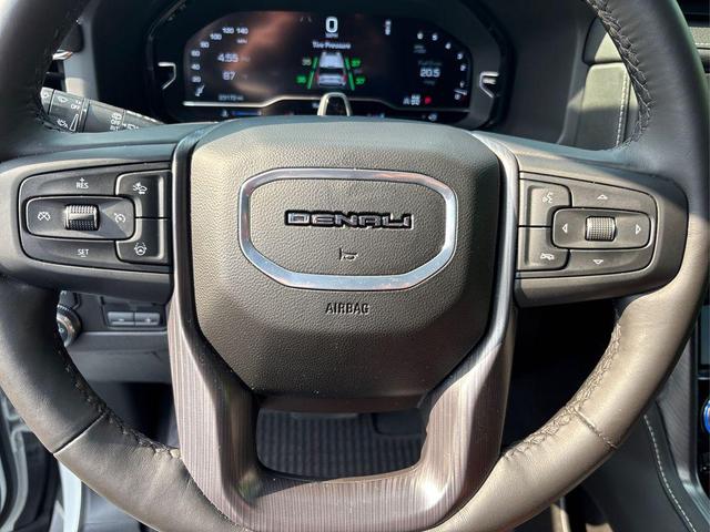 Photo of 2024 White Frost Tricoat GMC Yukon