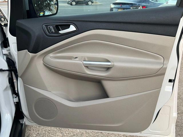 Photo of 2017 White Ford C-Max Energi