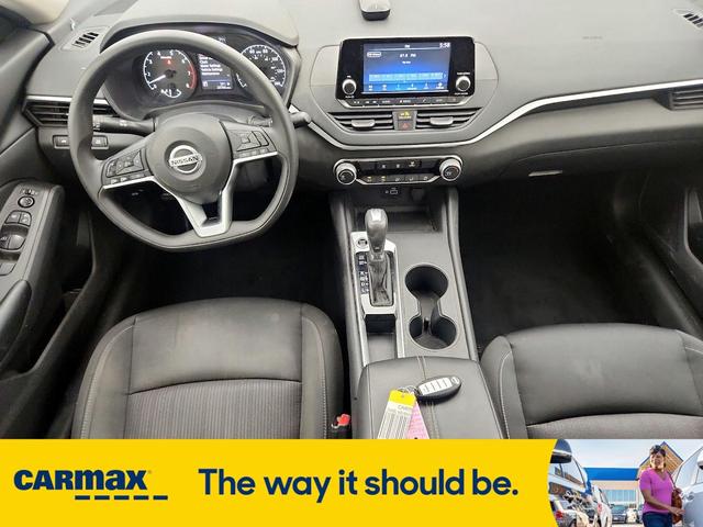 Photo of 2022 White Nissan Altima