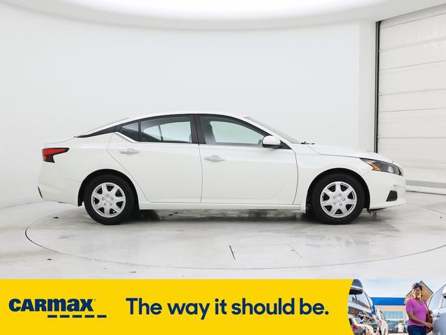 Photo of 2022 White Nissan Altima