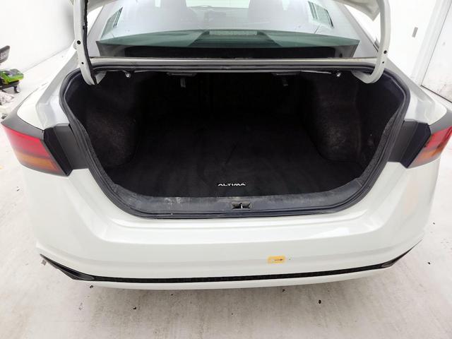 Photo of 2022 White Nissan Altima