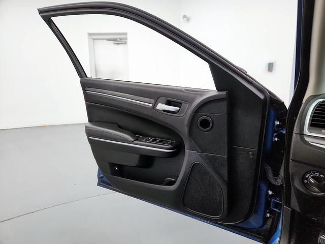 Photo of 2021 Blue Chrysler 300