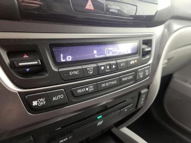 Photo of 2016 Silver Honda Pilot