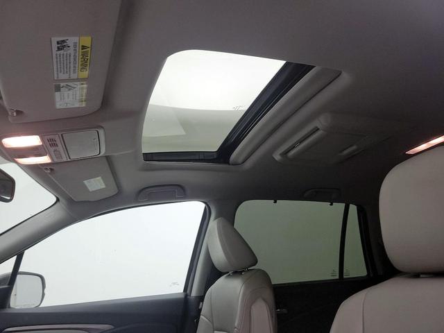 Photo of 2016 Silver Honda Pilot