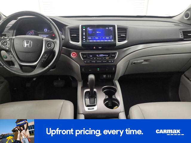 Photo of 2016 Silver Honda Pilot