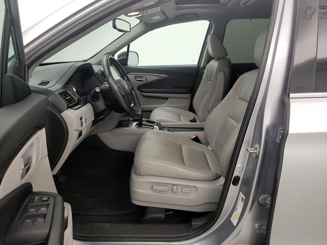 Photo of 2016 Silver Honda Pilot