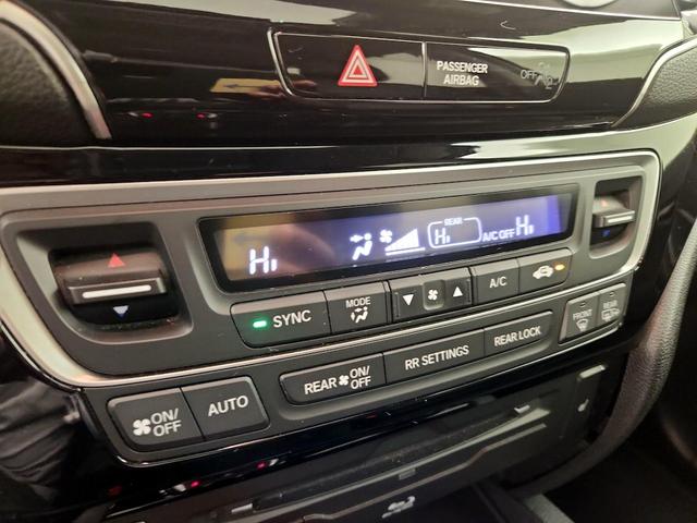Photo of 2022 White Honda Pilot