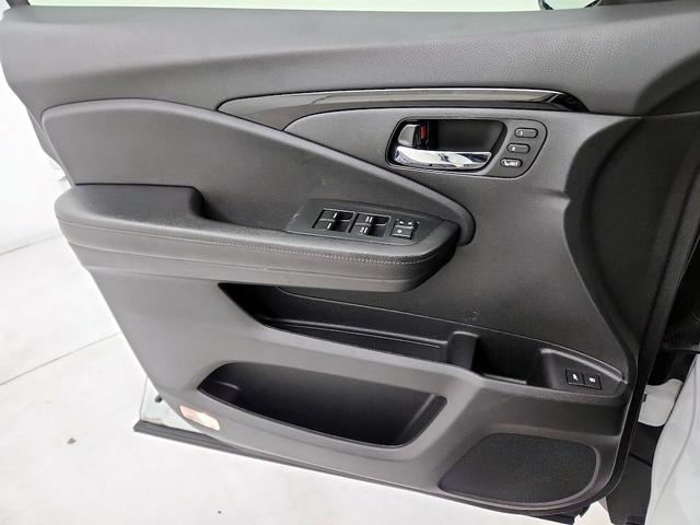 Photo of 2022 White Honda Pilot