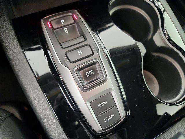Photo of 2022 White Honda Pilot