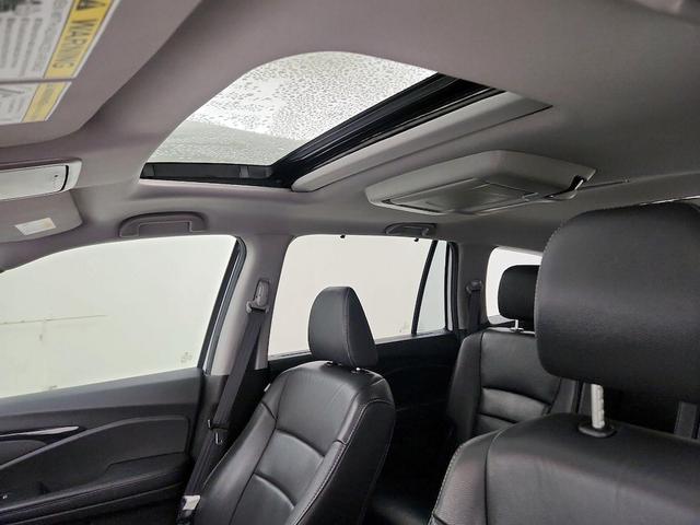 Photo of 2022 White Honda Pilot