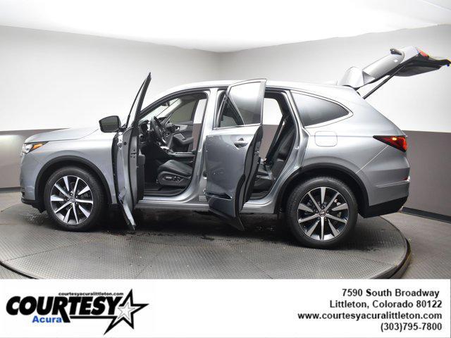 Photo of 2025 Lunar Silver Metallic Acura MDX