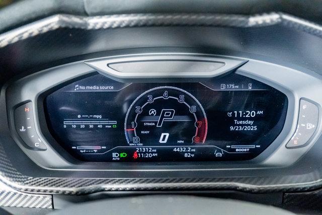 Photo of 2023 Yellow Lamborghini Urus