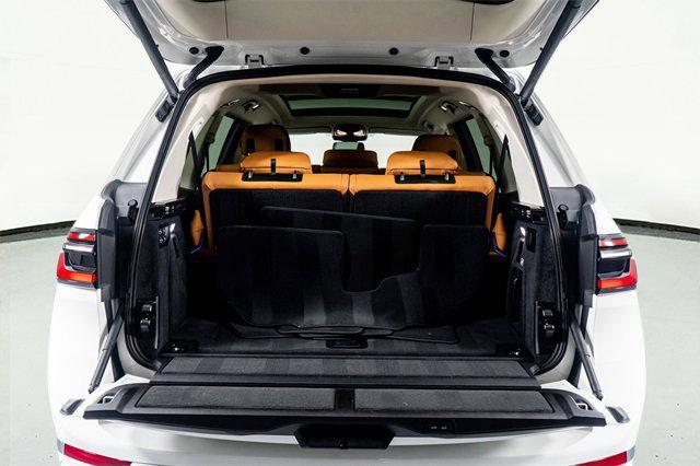 Photo of 2024 Alpine White BMW X7
