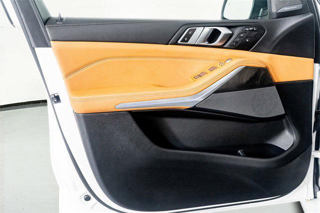 Photo of 2024 Alpine White BMW X7