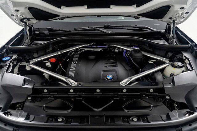 Photo of 2024 Alpine White BMW X7