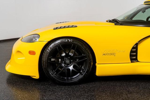 Photo of 2001 Yellow Dodge Viper